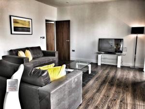 sala de estar con sofá y TV en AMAZING & SPACIOUS 2 Bed 2 Bath LUXURY Apartment with BALCONY FREE WIFI Sleeps 6 en Bushey