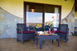 um grupo de cadeiras e uma mesa num pátio em Takarua Lodge em Hanga Roa