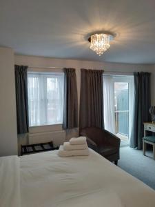 1 dormitorio con 1 cama con toallas en Prestbury Bed & Breakfast en Salisbury