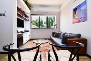 TV a/nebo společenská místnost v ubytování Atelier Boutique Hotel