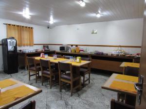 a restaurant dining room with tables and a kitchen at Pax Hotel , próximo da 25 de Março, Brás, Bom Retiro e República in São Paulo