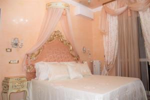 a bedroom with a white bed with a canopy at FD Luxury rooms in Verona