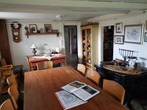 una sala da pranzo con un tavolo e un libro sopra di Guesthouse Gamli Bær a Húsafell