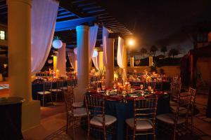 un salón de banquetes con mesas y sillas con luces en Tempe Mission Palms, a Destination by Hyatt Hotel en Tempe
