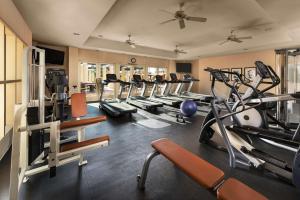 Fitnesscenter och/eller fitnessfaciliteter på Tempe Mission Palms, a Destination by Hyatt Hotel