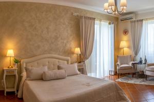 1 dormitorio con 1 cama grande con 2 sillas y mesa en Villa Concetta, en Sorrento