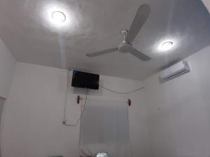 TV a/nebo společenská místnost v ubytování Habitaciones Chiquil Ha