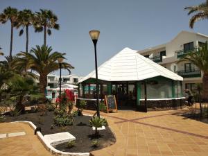 コスタ・テギセにあるApartamentos Tahicheの建物の前にテントが張られた街灯