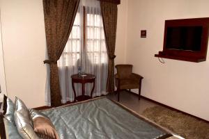 Un pat sau paturi într-o cameră la Alejandrina Hotel