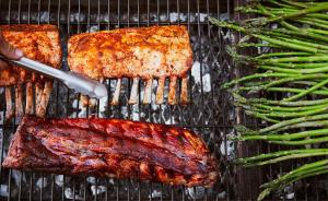 una parrilla con carne y un montón de judías verdes en Marram, en Montauk