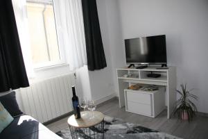 TV a/nebo společenská místnost v ubytování Stylish Apartment in City Center