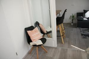 Posezení v ubytování Stylish Apartment in City Center