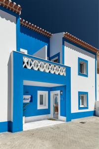 una fachada azul y blanca de un edificio en AZUL, en Zambujeira do Mar