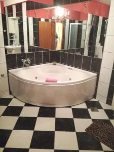 y baño con bañera y suelo a cuadros. en Apartman Mari, en Trogir