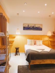 1 dormitorio con 1 cama y una foto de tren en la pared en Charm Discovery Principe 7, en Lisboa