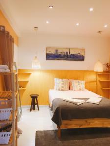 リスボンにあるCharm Discovery Principe 7のベッドルーム1室(ベッド1台付)が備わります。壁に電車の写真が飾られています。