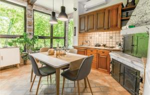 uma cozinha com mesa e cadeiras num quarto em Gorgeous Apartment In Strunjan With Kitchen em Strunjan