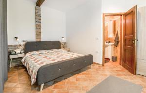 Llit o llits en una habitació de Gorgeous Apartment In Strunjan With Kitchen