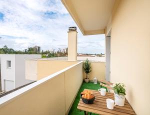 - un balcon avec une table et une vue dans l'établissement Studio Confort O NICO-Dormiratoulouse Colomiers, à Colomiers