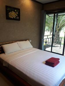 En eller flere senge i et værelse på Khao Sok Residence Resort