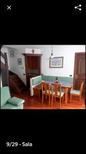 - une salle à manger avec une table et des chaises dans l'établissement bormio appartamento panoramico, à Bormio