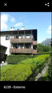 - un bâtiment avec un balcon sur le côté dans l'établissement bormio appartamento panoramico, à Bormio