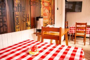 TV a/nebo společenská místnost v ubytování Hostal Loro Verde