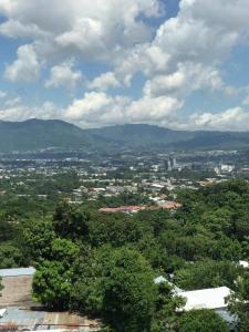 uitzicht op een stad met bergen en bomen bij APARTAMENTO CON LA MEJOR VISTA DE SAN SALVADOR in San Salvador