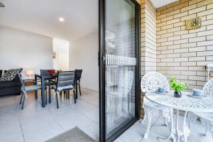 Χώρος καθιστικού στο 2 Bedroom Unit Mooloolaba- Walk to the Beach