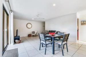 Χώρος καθιστικού στο 2 Bedroom Unit Mooloolaba- Walk to the Beach