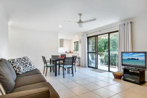 TV a/nebo společenská místnost v ubytování 2 Bedroom Unit Mooloolaba- Walk to the Beach