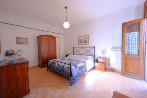 1 dormitorio con 1 cama, vestidor y ventana en Agriturismo Montegonfoli, en San Gimignano