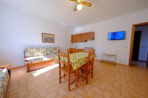 sala de estar con mesa, sillas y sofá en Agriturismo Montegonfoli, en San Gimignano