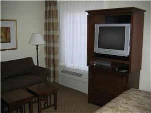 sala de estar con TV y sofá en Staybridge Suites Indianapolis-Airport, an IHG Hotel en Plainfield
