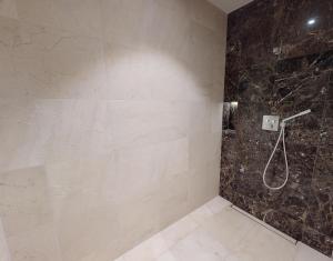 ティメンドルファー・シュトラントにあるWhite Pearl Apartment 3.05の石壁のバスルーム(シャワー付)