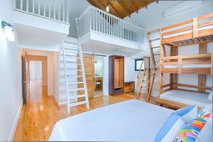 Ein Etagenbett oder Etagenbetten in einem Zimmer der Unterkunft Vivaro Roatan South House