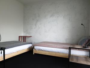 1 dormitorio con 2 camas y mesa con lámpara en Samphire: Coorong Accommodation, en Meningie