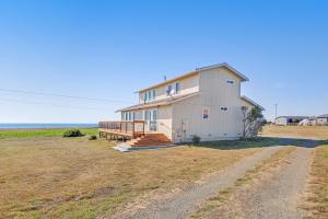 una casa en la playa con el océano en el fondo en The Neptune House, en Fort Bragg