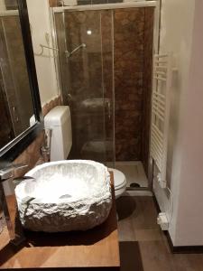 bagno con doccia e servizi igienici. di Le petite fleur a Verbania