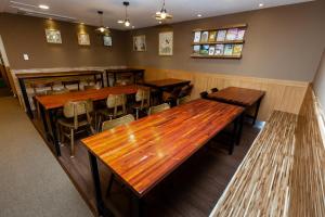 Ein Restaurant oder anderes Speiselokal in der Unterkunft Step Inn Myeongdong 1 