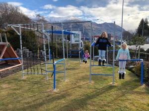 Zona de juegos infantil en Alpine Motel