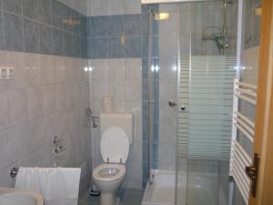 AbaújszántóにあるAba Vezér Vendégházのバスルーム(トイレ、シャワー、シンク付)