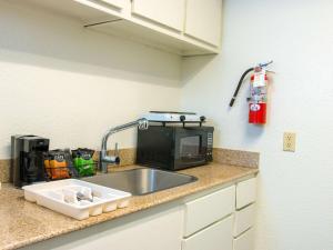 Dapur atau dapur kecil di Studio 6-San Antonio, TX - Lackland AFB