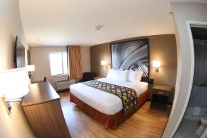 ein Hotelzimmer mit einem Bett und einem Schreibtisch in der Unterkunft Super 8 by Wyndham Portsmouth in Portsmouth