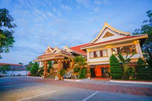 un gran edificio con un edificio en E-Outfitting Vang Thong Hotel, en Luang Prabang