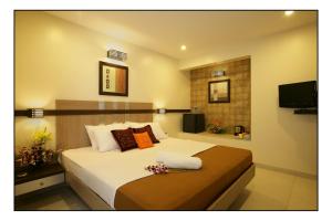 Ein Bett oder Betten in einem Zimmer der Unterkunft Hotel Utsav Deluxe
