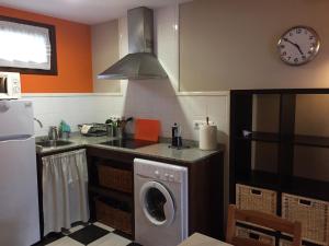 Kuchyň nebo kuchyňský kout v ubytování Apartamentos El Hospital de Villahormes + 28 fotografií