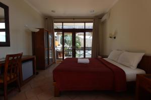 a bedroom with a bed and a tv in a room at Ecosfera Hotel & Spa in Canggu