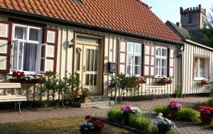 ein Haus mit Blumen davor in der Unterkunft Kapitänshaus in Strandnähe in Prerow in Prerow