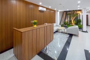 Un vestíbulo con mostrador de recepción en un edificio. en DANA RESIDENCE, en Da Nang 49 fotos más